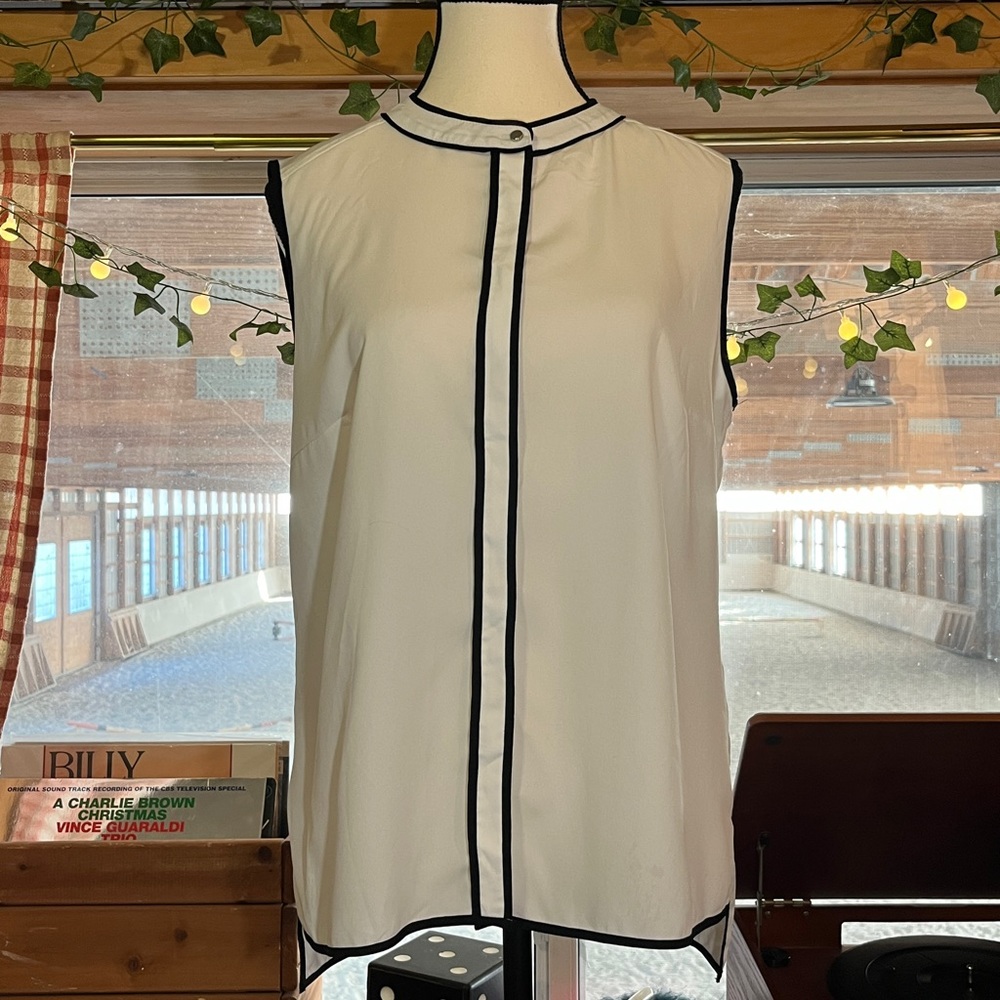 🔳Elegant White Sleeveless Top with Black Trim🔳
